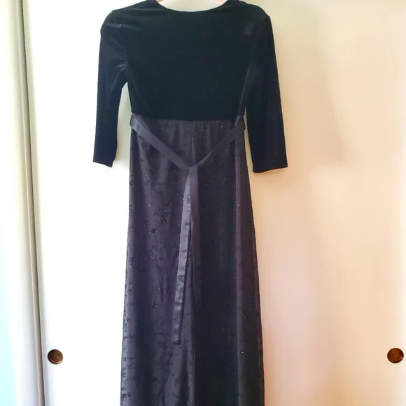 Formal night gown - Picture 5 of 8